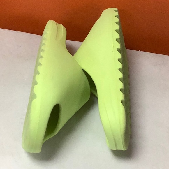 Yeezy Glow Green Slides - Picture 9 of 11